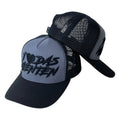 Gorra Full Caps Gris con Malla Negra y Bordado en Relieve.