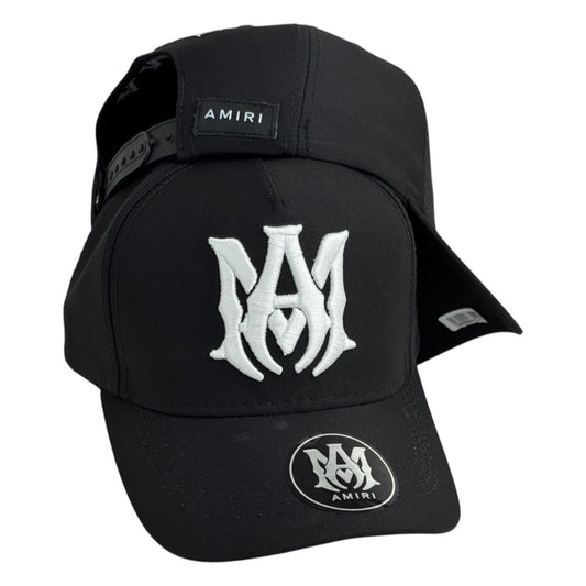 Gorra Amiri Negra con Bordado en Relieve y Parche de Cuero.