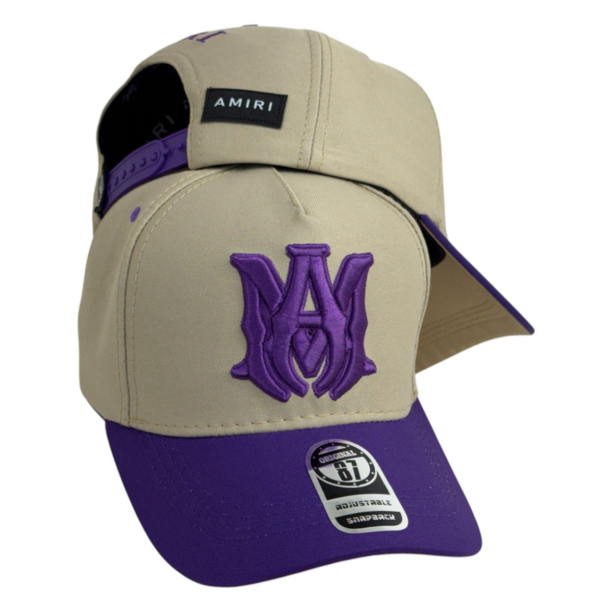 Gorra Amiri Beige con Bordado en Relieve y Visera Morada.