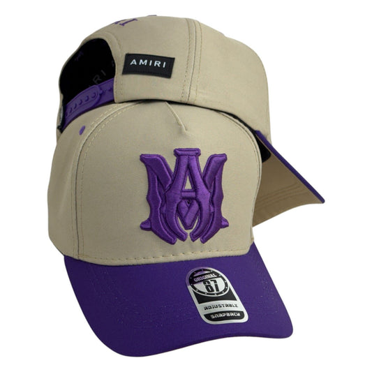 Gorra Amiri Beige con Bordado en Relieve y Visera Morada.
