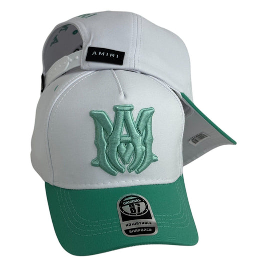 Gorra Amiri Blanca con Bordado en Relieve y Visera Verde.