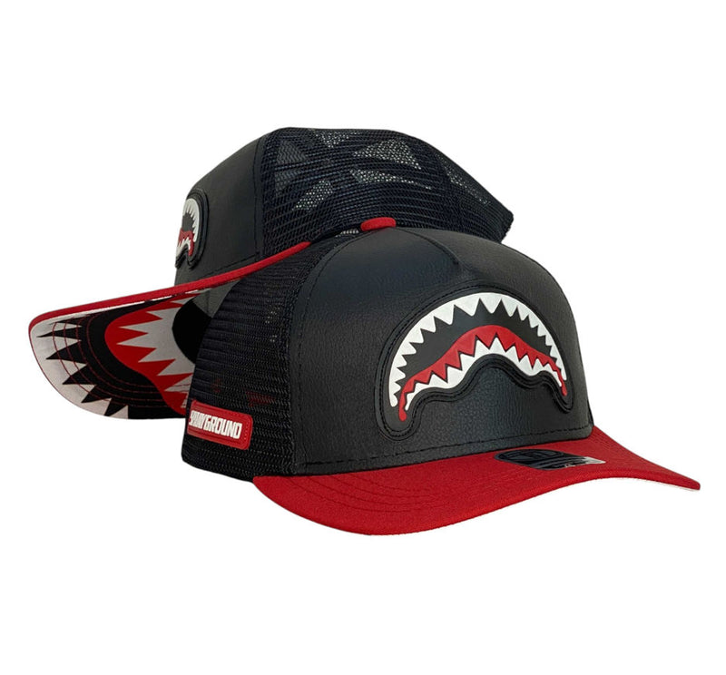 Gorra Sprayground Negra en Cuero con Malla Negra y Bordado de Tiburón.