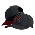 Gorra Hugo Boss Negra con Bordado en Relieve y Visera Roja.