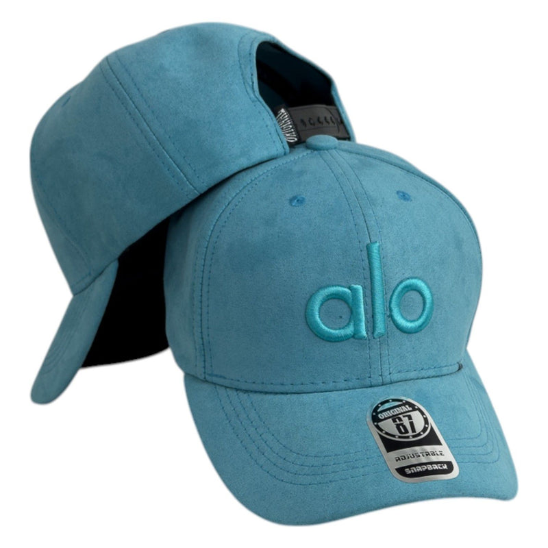 Gorra Alo Azul en Gamuza con Bordado en Relieve y Cierre de Cuero.