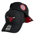 Gorra Equipos Negra con Bordado en Relieve y Visera Roja.