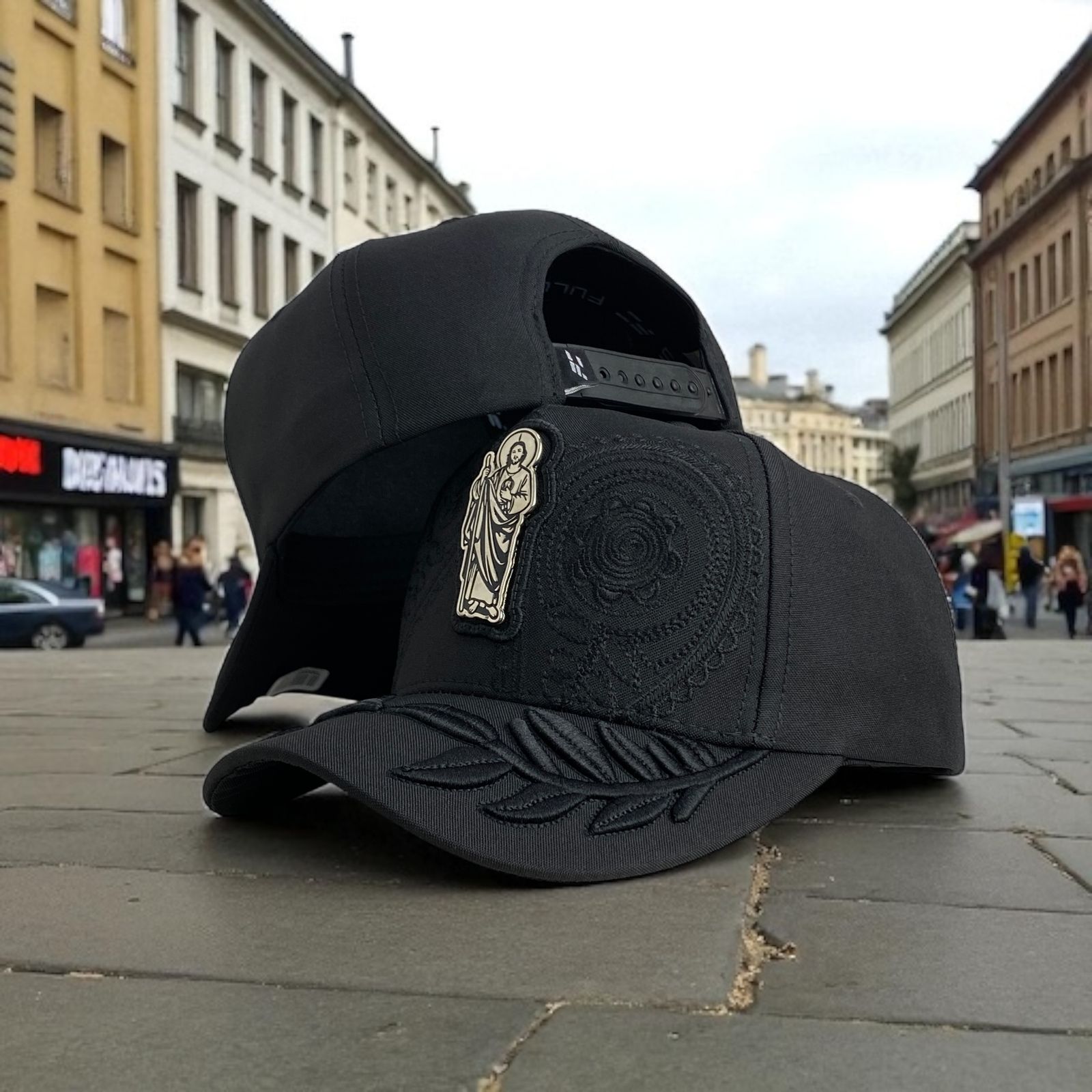 Gorra Full Caps Negra con Pin Metálico y Bordado en Relieve.