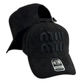 Gorra Miu Miu Negra en Gamuza con Bordado en Relieve y Cierre Ajustable.