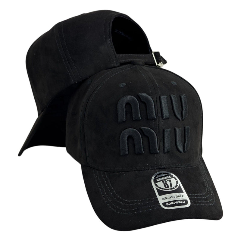 Gorra Miu Miu Negra en Gamuza con Bordado en Relieve y Cierre Ajustable.