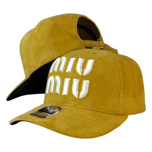 Gorra Miu Miu Amarilla en Gamuza con Bordado en Relieve y Cierre Ajustable.