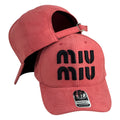Gorra Miu Miu Rosa en Gamuza con Bordado en Relieve y Cierre Ajustable.