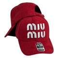 Gorra Miu Miu Roja en Gamuza con Bordado en Relieve y Cierre Ajustable.