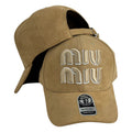 Gorra Miu Miu Beige en Gamuza con Bordado en Relieve y Cierre Ajustable.