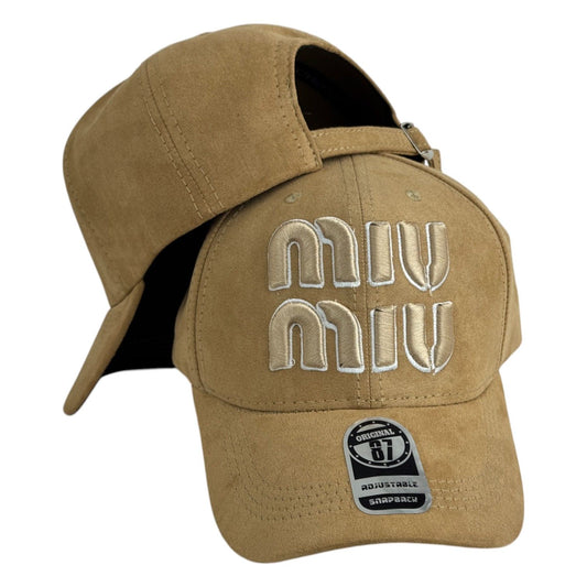 Gorra Miu Miu Beige en Gamuza con Bordado en Relieve y Cierre Ajustable.