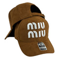 Gorra Miu Miu Marrón en Gamuza con Bordado en Relieve y Cierre Ajustable.