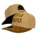 Gorra Miu Miu Beige en Gamuza con Bordado en Relieve y Visera Marrón.