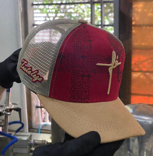 Gorra FE Roja en Gamuza con Visera Beige y Malla Beige.