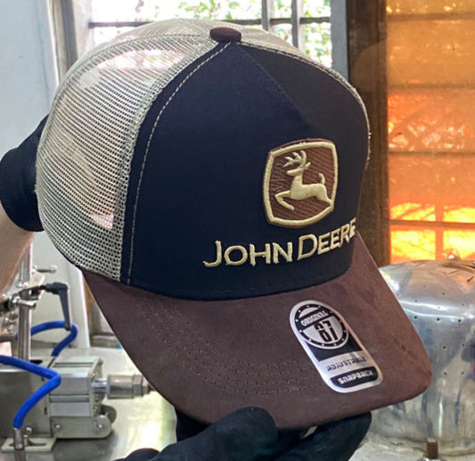 Gorra John Deere Negra en Gamuza con Visera Marrón y Malla Beige.