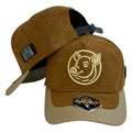 Gorra Full Corral Marrón en Gamuza con Bordado de Cerdo y Visera Beige.
