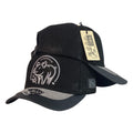Gorra Full Corral Negra en Gamuza con Bordado de Cerdo y Visera Gris.
