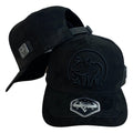 Gorra Full Corral Negra en Gamuza con Bordado de Cerdo y Placa Metálica.