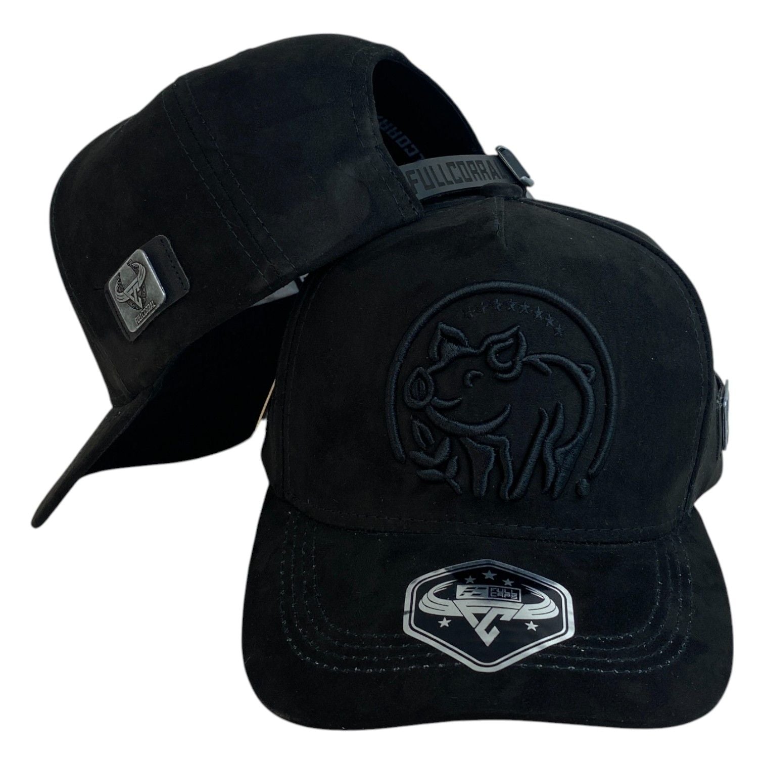 Gorra Full Corral Negra en Gamuza con Bordado de Cerdo y Placa Metálica.