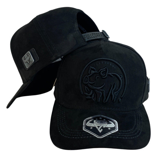 Gorra Full Corral Negra en Gamuza con Bordado de Cerdo y Placa Metálica.