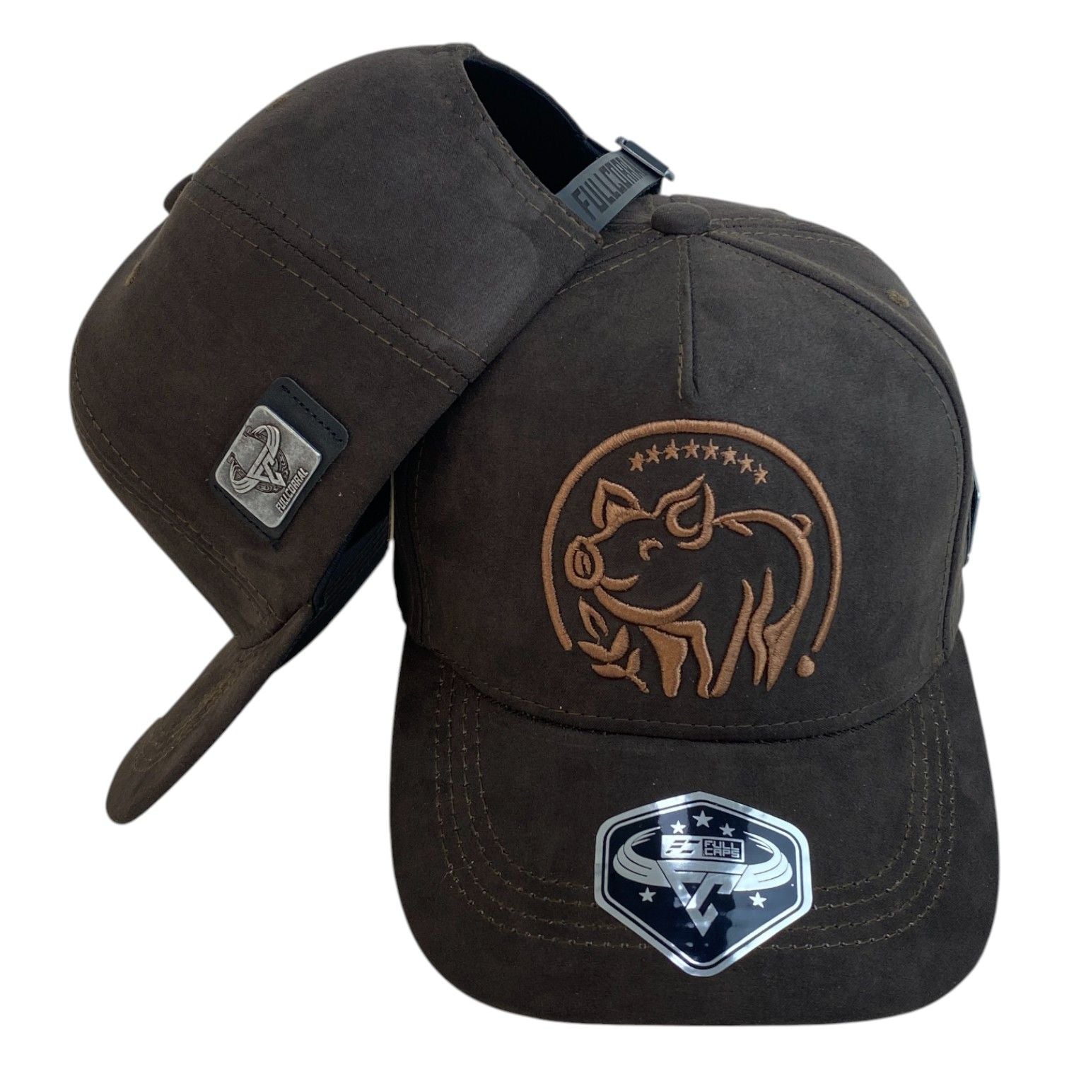 Gorra Full Corral Marrón en Gamuza con Bordado de Cerdo y Placa Metálica.
