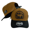Gorra Full Corral Marrón en Gamuza con Bordado de Cerdo y Visera Negra.