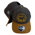 Gorra Full Corral Marrón en Gamuza con Bordado de Cerdo y Visera Miel.