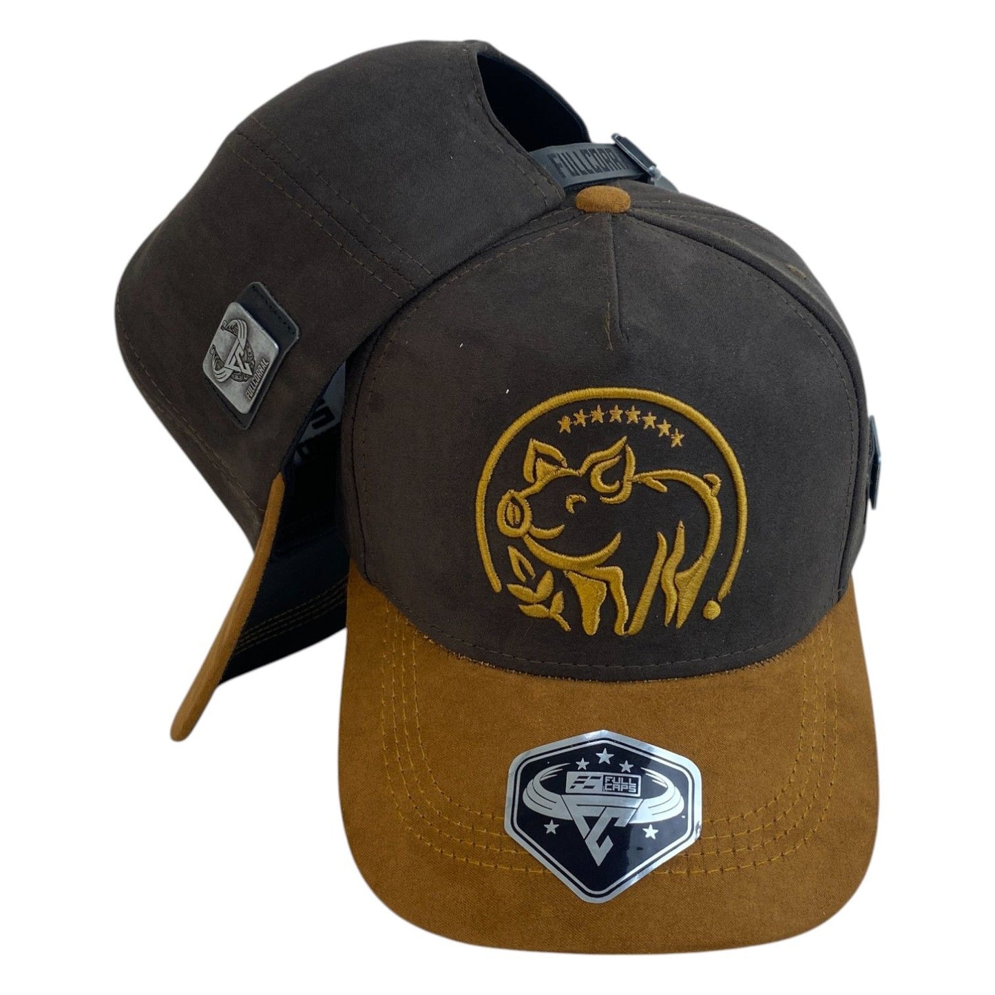 Gorra Full Corral Marrón en Gamuza con Bordado de Cerdo y Visera Miel.