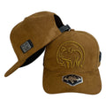 Gorra Full Corral Marrón en Gamuza con Bordado de Cerdo y Parche Metálico.