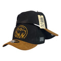 Gorra Full Corral Negra en Gamuza con Bordado de Cerdo y Visera Miel.