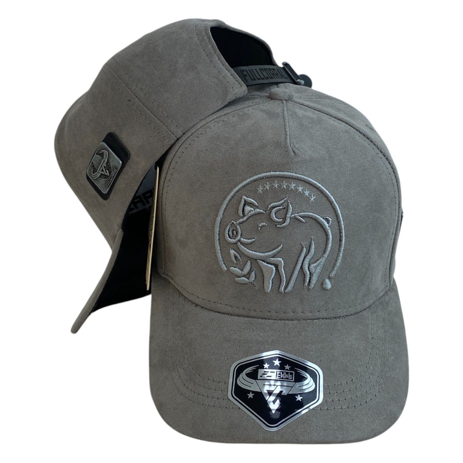 Gorra Full Corral Gris en Gamuza con Bordado de Cerdo y Placa Lateral.