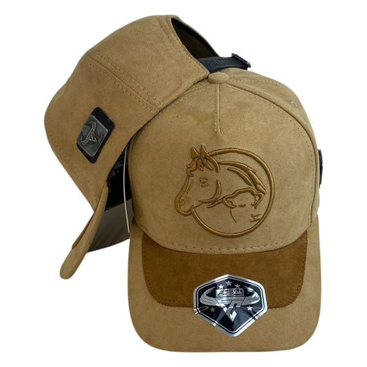Gorra Full Corral Beige en Gamuza con Bordado de Caballo y Visera Miel.