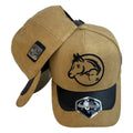 Gorra Full Corral Beige en Gamuza con Bordado de Caballo y Visera Negra.