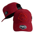 Gorra Full Corral Roja en Gamuza con Bordado de Caballo y Placa Metálica.