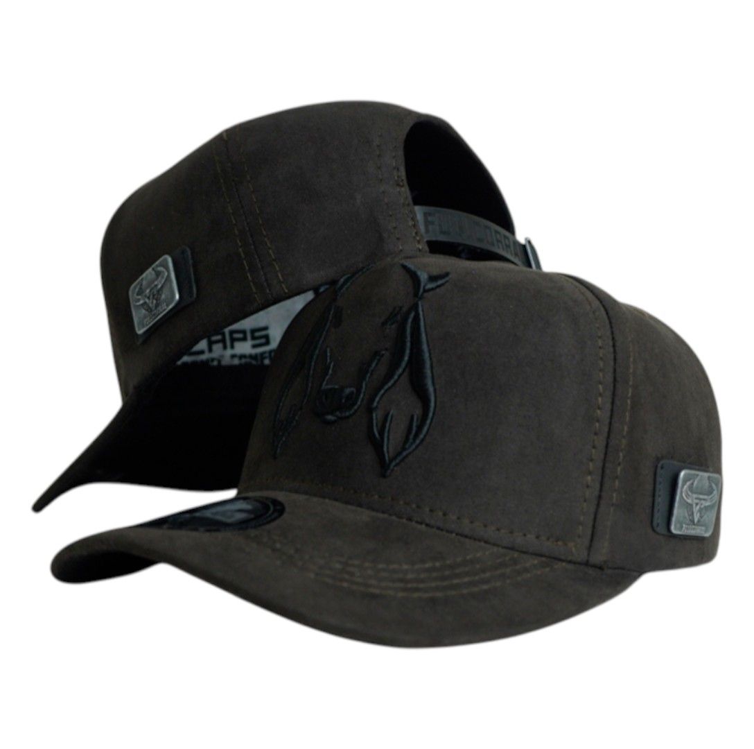 Gorra Full Corral Marrón en Gamuza con Bordado de Vaca y Placa Metálica.