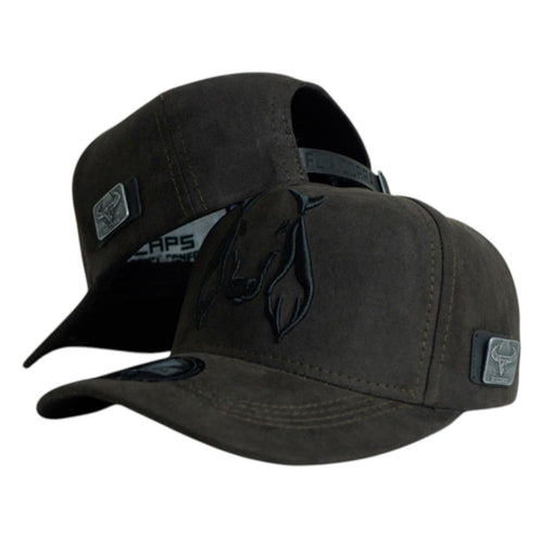 Gorra Full Corral Negra en Gamuza con Bordado de Vaca y Placa Metálica.