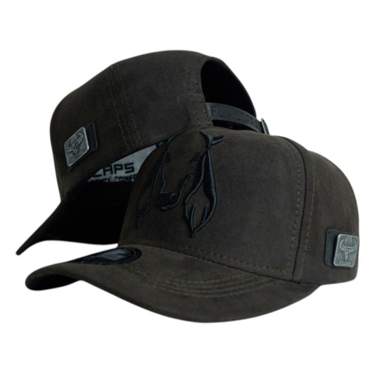 Gorra Full Corral Marrón en Gamuza con Bordado de Vaca y Placa Metálica.
