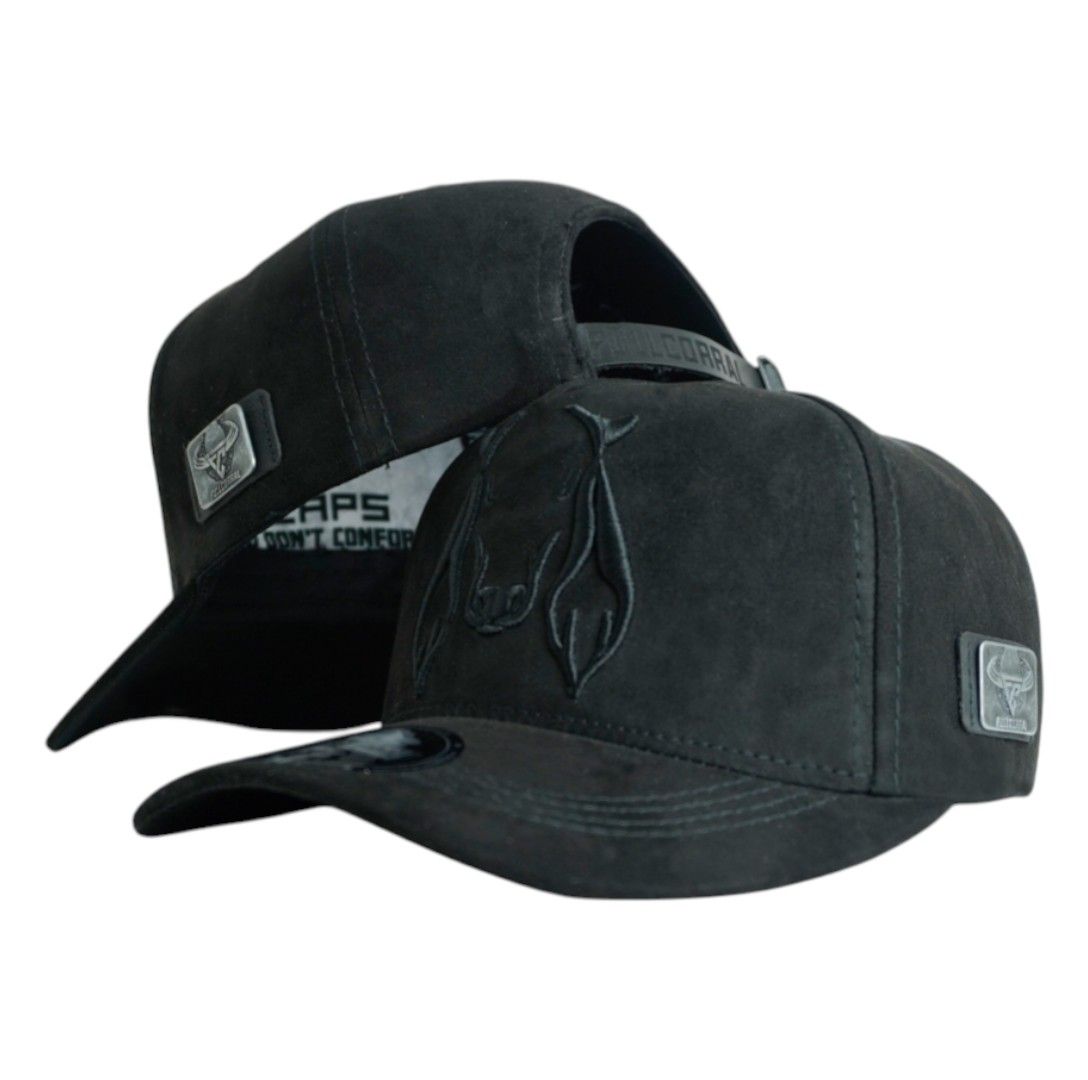 Gorra Full Corral Negra en Gamuza con Bordado en Relieve y Placa Metálica.