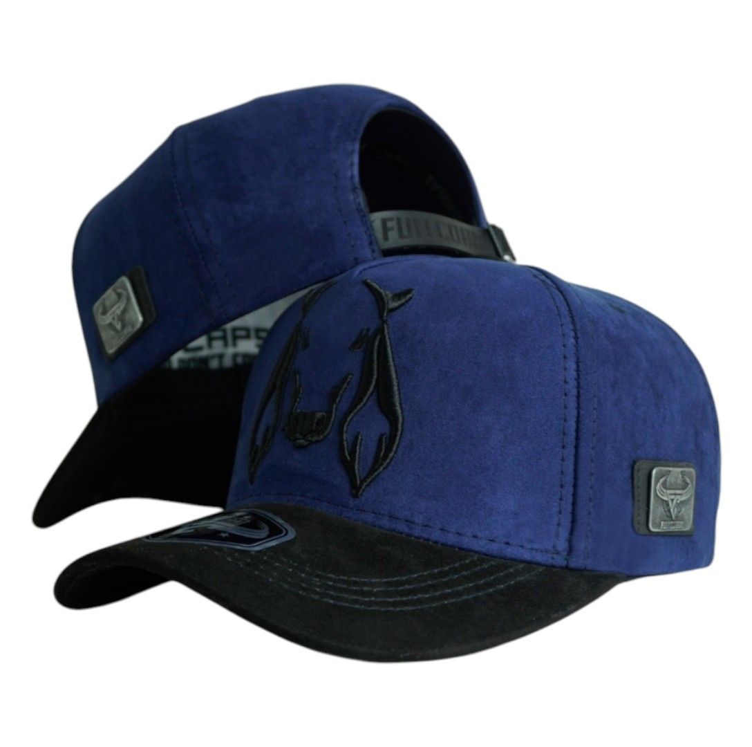 Gorra Full Corral Azul en Gamuza con Bordado de Vaca y Placa Metálica.