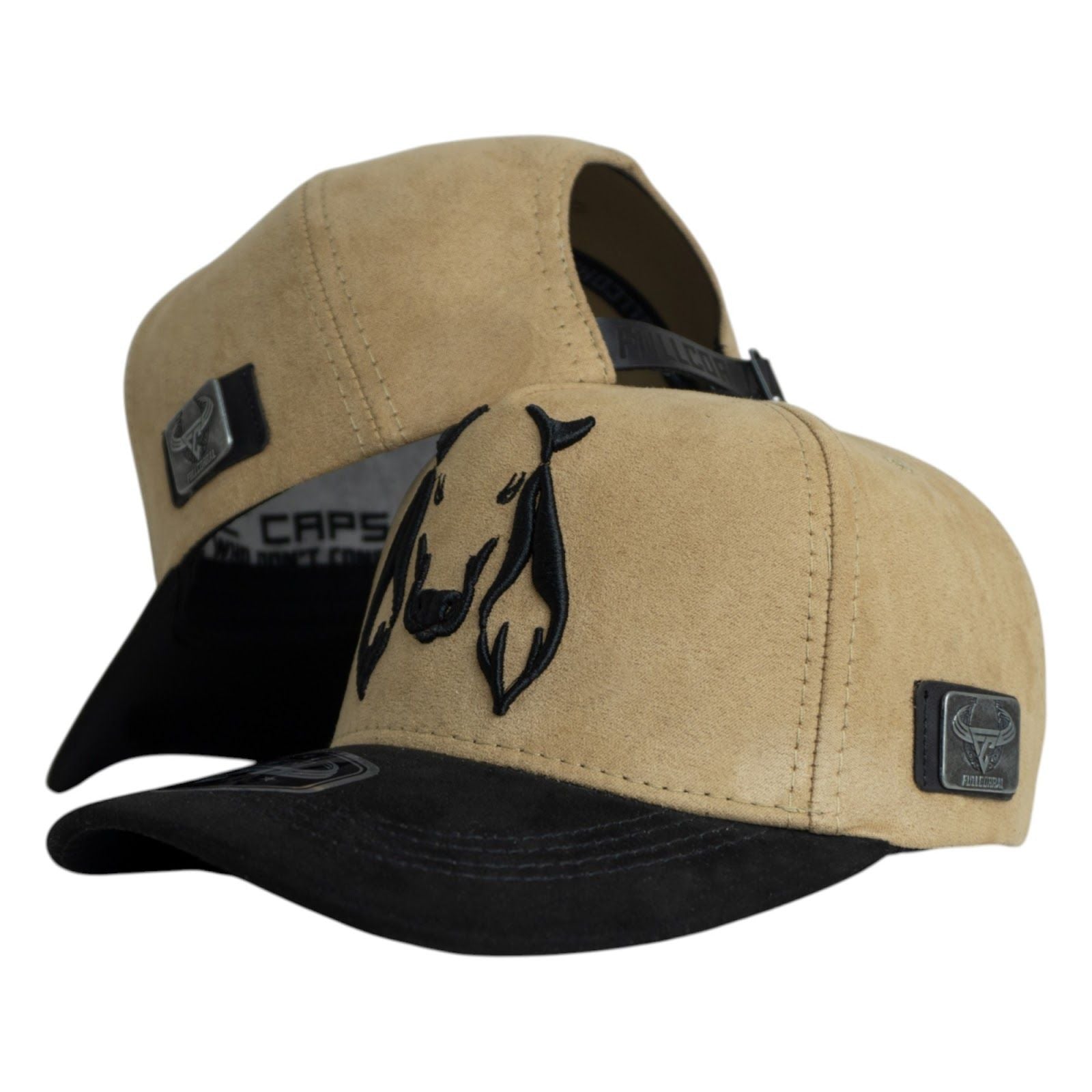 Gorra Full Corral Beige en Gamuza con Bordado de Vaca y Visera Negra.