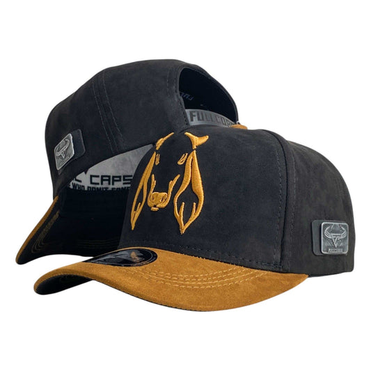Gorra Full Corral Negra en Gamuza con Bordado de Vaca y Visera Miel.