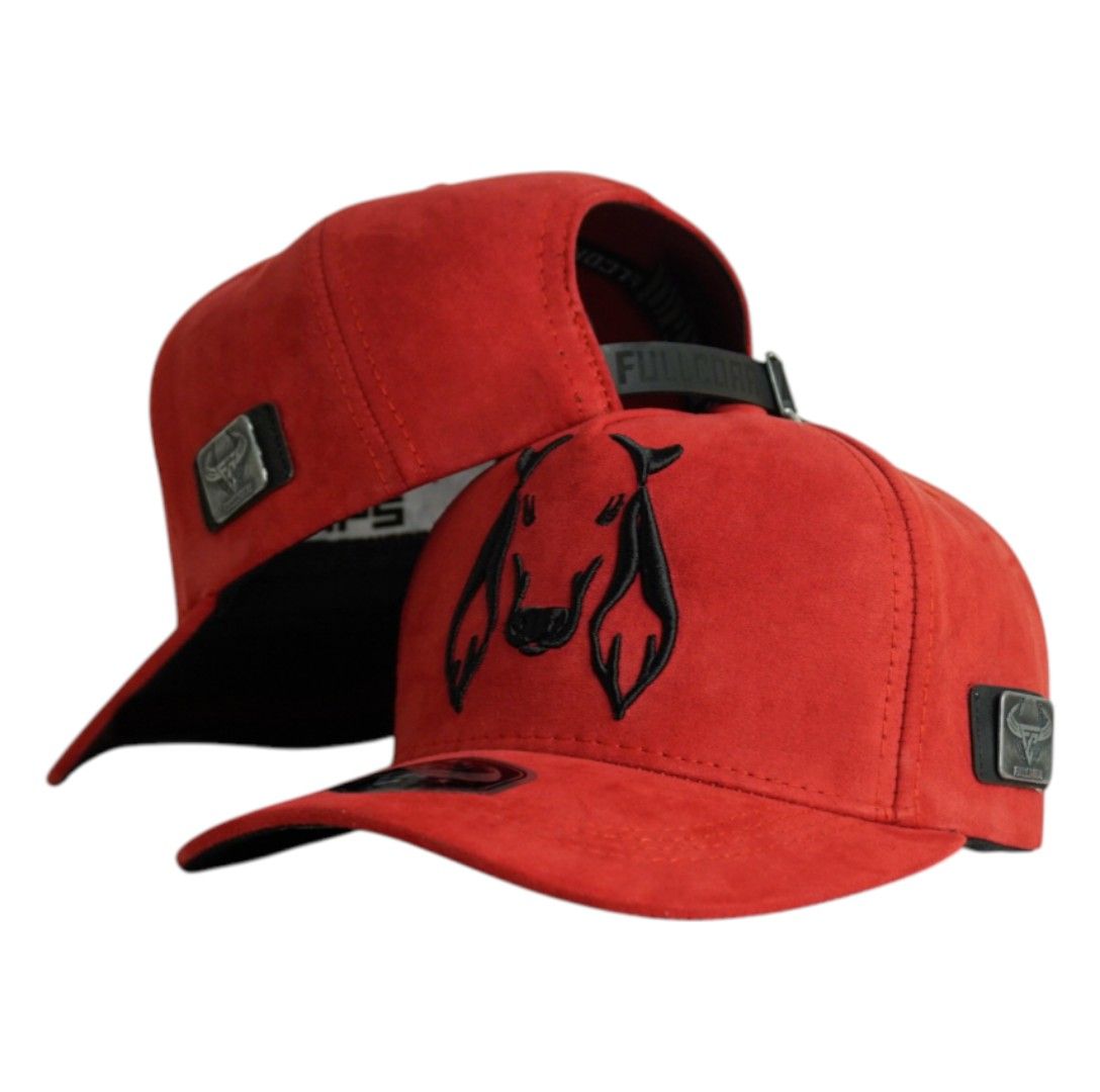 Gorra Full Corral Roja en Gamuza con Bordado de Vaca y Placa Metálica.