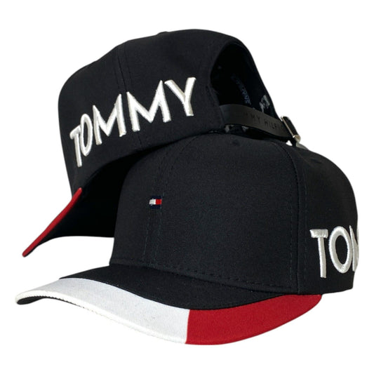 Gorra Tommy Negra con Bordado en Relieve y Visera Tricolor.