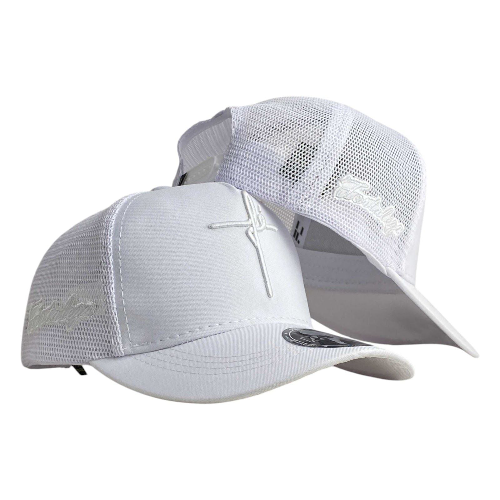 Gorra FE Blanca con Malla Blanca y Bordado en Relieve.