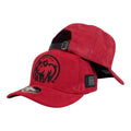 Gorra Full Corral Roja en Gamuza con Bordado de Cerdo y Cierre de Metal.