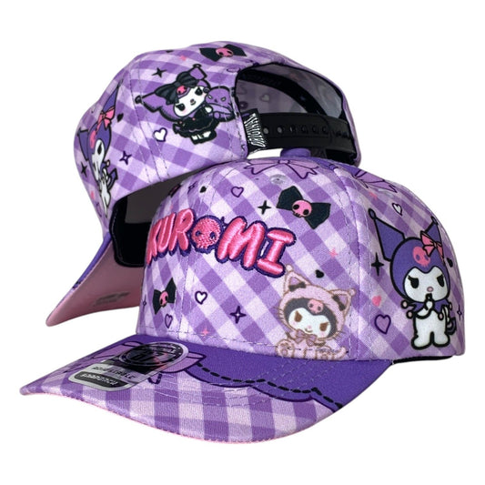 Gorra Multimarca Morada con Estampado de Kuromi y Bordado en Relieve.