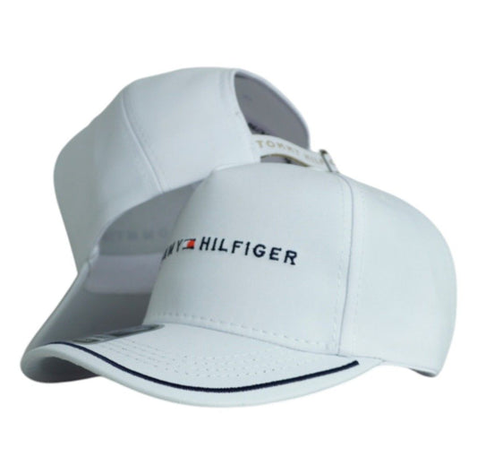 Gorra Tommy Blanca con Bordado en Relieve y Detalle en Visera.