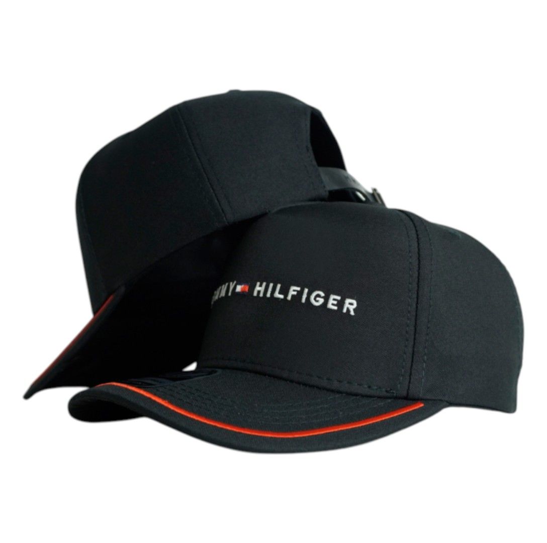 Gorra Tommy Negra con Bordado en Relieve y Visera con Ribete.